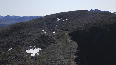 Volando-Cerca-De-La-Cresta-Romsdalseggen-En-Romsdalen,-Noruega