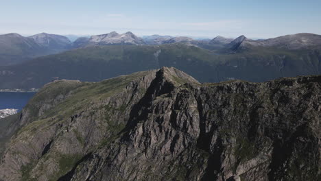Hermosas-Montañas-Rocosas-Del-Valle-Montañoso-De-Innerdalen-En-Noruega--aérea