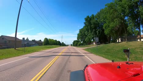 POV-Mientras-Conduce-Un-Jeep-Rubicon-Rojo-En-La-Zona-Rural-De-Iowa