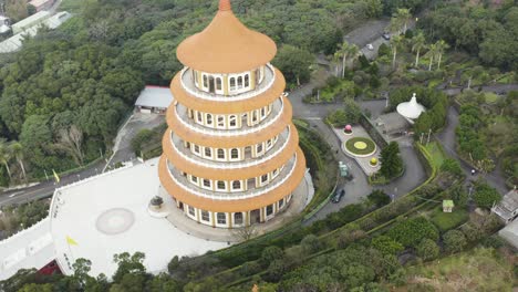 Círculo-Alrededor-Del-Templo---Experimentando-La-Cultura-Taiwanesa-De-La-Espectacular-Torre-Escalonada-De-La-Pagoda-De-Cinco-Pisos-Tiantan-En-El-Templo-Wuji-Tianyuan-En-El-Distrito-De-Tamsui-Taiwán