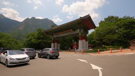 Aparcamiento-De-Coches-Turísticos-Fuera-De-La-Puerta-De-Entrada-Del-Parque-Nacional-De-Seoraksan-En-Gangwon-do,-Corea-Del-Sur