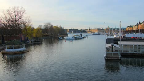 Blick-Auf-Den-Stockholmer-Stadtkanal-Im-Stadtteil-Östermalm-Bei-Sonnenuntergang