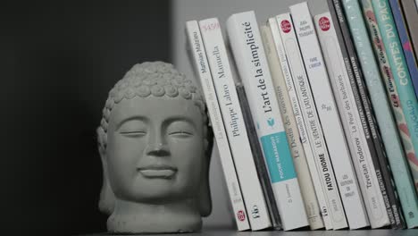 Buddha-Buchstützenstütze,-Die-Am-Ende-Einer-Buchreihe-Angebracht-Wird,-Um-Sie-Aufrecht-Zu-Halten