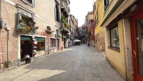 Calle-Estrecha-Vacía-Con-Pequeñas-Tiendas-En-Venecia,-Italia-Durante-La-Pandemia-De-Covid