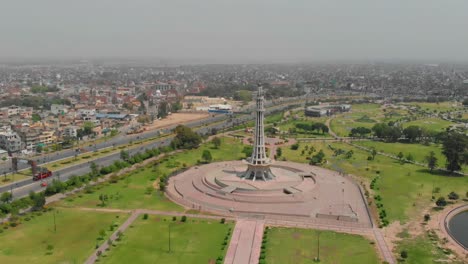 Luftaufnahme-Des-Minar-e-Pakistan-Denkmals-Mit-Blick-Auf-Die-Stadt-Im-Hintergrund