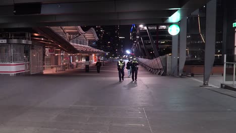 Police-wearing-masks-enforce-Melbourne's-nightly-COVID-curfew-during-the-Australian-coronavirus-outbreak-in-2020-21