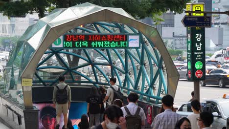 Menschen-Mit-Schützenden-Gesichtsmasken-Betreten-Und-Verlassen-Bei-Sonnenuntergang-Die-U-bahn-station-Gangnam-Während-Der-Covid-19-coronavirus-pandemie-–-28.-Juli-2021-Südkorea