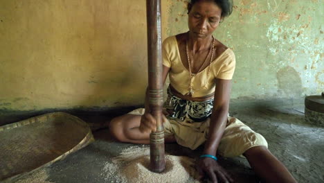Una-Mujer-Tribal-India-Ocupada-Convirtiendo-El-Arroz-En-Harina-De-Arroz