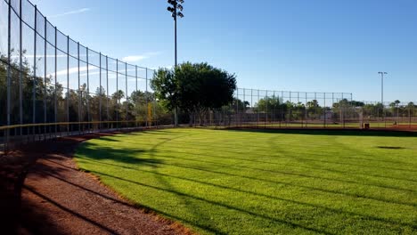 Campo-De-Béisbol-Y-Panorama-Del-Parque-Bajo-Un-Cielo-Azul