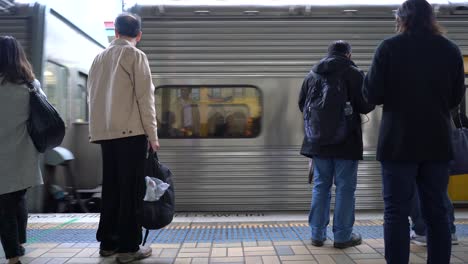 Gente-Esperando-Para-Abordar-El-Tren-De-Dos-Pisos-De-Sydney-En-La-Plataforma-De-La-Estación-Central-De-Trenes-De-Sydney,-Nueva-Gales-Del-Sur,-Australia