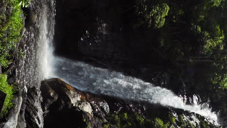 El-Agua-Fluye-Hacia-El-Arroyo-Por-La-Escénica-Cascada-Tagu-En-Vietnam,-Tiro-Vertical