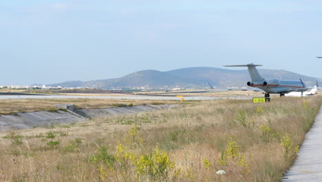 Avión-A-Reacción-Despegando-Del-Aeropuerto-De-Atenas,-Grecia-En-Un-Día-Caluroso-Y-Soleado