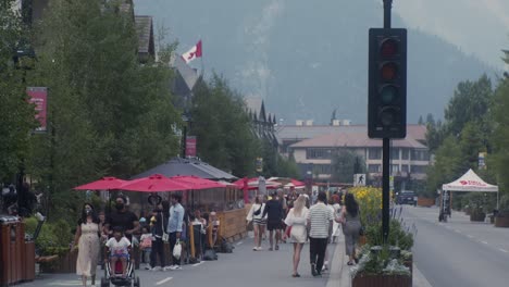 Pedestrian-zone-busy-in-Banff,-Alberta,-Canada