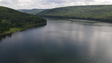 Wide-shot-drone-video-of-river-in-Allegheny-National-Forest-in-Pennsylvania