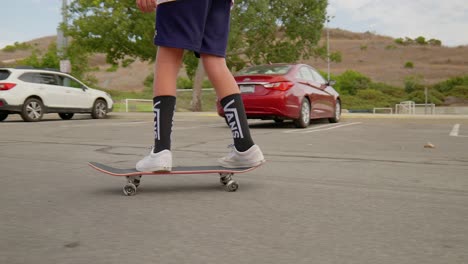 Kaukasischer-Teenager,-Der-Skateboard-Fährt