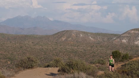 Kurzhaarige-Frau-Läuft-Auf-Einem-Pfad-In-Der-Wüste-Von-Arizona
