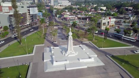 Das-Denkmal-Des-Göttlichen-Retters-Der-Welt-Im-Herzen-Der-Stadt-San-Salvador,-El-Salvador
