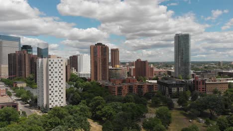 Alojamiento-Apartamento-Edificios-Parque-árboles-Agradable-Ciudad-Hermoso-Minneapolis-Minnesota-America-Aéreo-Drone-Girar