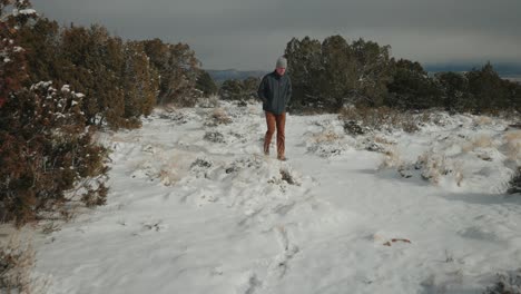 Caminando-Por-La-Nieve-Después-De-Una-Tormenta-En-Las-Montañas
