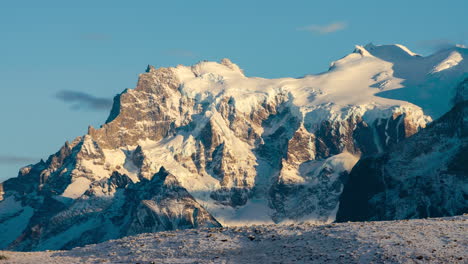 Zeitraffer-Des-Sonnenuntergangs-über-Der-Seite-Des-Schneebedeckten-Cerro-Paine-Grande