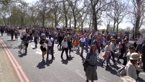 Grandes-Multitudes-De-Personas-Protestan-En-Londres-Contra-El-Uso-De-Bloqueos-Por-Parte-De-Los-Gobiernos