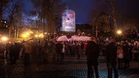 Menschen-Versammeln-Sich-Auf-Dem-Platz,-Um-Kerzen-Anzuzünden-Und-Den-Unabhängigkeitstag-Zu-Feiern
