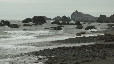 Teleaufnahmen-Eines-Strandes-Im-Pazifischen-Ozean-In-Oregon-An-Einem-Bewölkten-Tag