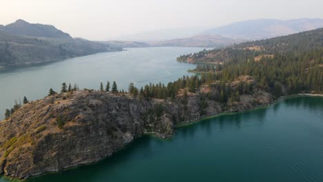 4k-Drone-Vuela-Sobre-El-Punto-De-Serpiente-De-Cascabel-En-El-Lago-Kalamalka-En-Columbia-Británica,-Canadá