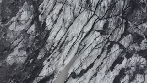 Luftaufnahme-über-Einer-Verdunkelten,-Rußigen-Gletscheroberfläche-In-Island-–-Von-Oben,-Drohnenaufnahme