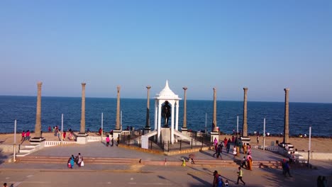 Vista-Aérea-De-La-Estatua-De-Mahatma-Gandhi-Y-La-Playa-Rocosa-De-Pondicherry