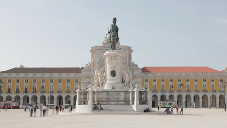 Einheimische-Und-Touristen-Am-Berühmten-Praca-Do-Comercio-Mit-Regierungsbüro-Und-Gerichtsgebäude-Im-Hintergrund-In-Lissabon,-Portugal