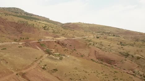 Vista-De-Drones-De-Camiones-Que-Circulan-Por-Las-Carreteras-Curvas-De-Una-Montaña