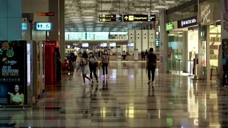 Menschen,-Die-Am-Nachmittag-Am-Flughafen-Changi-Spazieren-Gehen