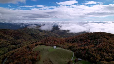 Luftstoß-über-Die-Appalachian-Mountain-Hütte-Und-Farm-In-Der-Nähe-Von-Boone-And-Blowing-Rock,-North-Carolina,-North-Carolina