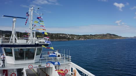 Norwegen-Passagierfähre-Mit-Schiffen,-Die-Am-Verfassungstag-Signalflaggen-Tragen---Nahaufnahme-Aus-Der-Luft