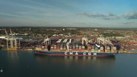 Große-Containerschiffe-Im-Hafen-Von-DP-World-In-Southampton