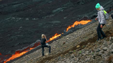Tourists-Hiking-Down-The-Slope-To-Capture-The-Molten-Lava-River-Of-Fagradalsfjall-Volcano-In-Iceland