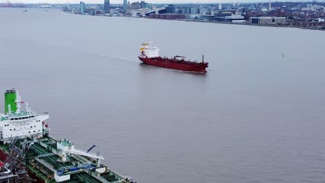 Silberne-Rotterdam-Ölschifffahrtstanker-Auf-Dem-Fluss-Mersey,-Tranmere-Terminal,-Liverpool,-Luftaufnahme