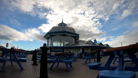Wolken-Ziehen-über-Llandudno-Pier-Pavillon,-Hölzernes-Viktorianisches-Walisisches-Wahrzeichen-Café,-Statische-Zeitrafferaufnahme