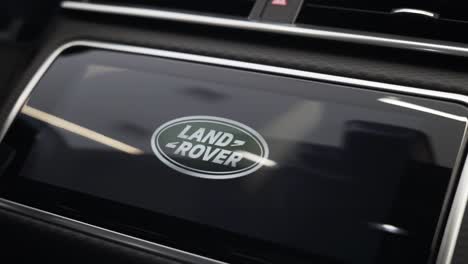 Pantalla-Táctil-Land-Rover-Velar,-Range-Rover-Moderno,-Coche-De-Lujo-Inglés