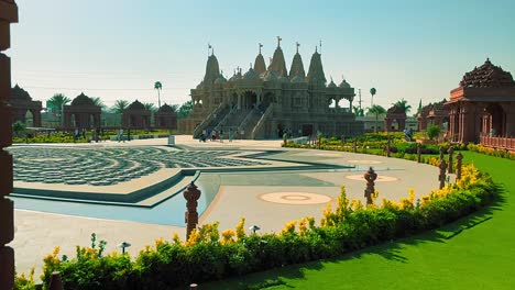 Schwenk-Nach-Rechts,-Bodenaufnahme-Mit-Blick-Auf-Die-Vorderseite-Des-Hinduistischen-Tempels-Baps-Shri-Swaminarayan-Mandir-In-Chino,-Kalifornien