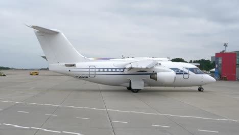 British-Aerospace-146-Aviones-En-Lieja,-Bélgica-Dando-La-Vuelta-En-El-Aeropuerto