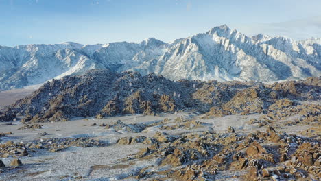 Zona-Desértica-Rocosa-Y-Cordillera-Durante-Las-Nevadas,-Vista-Aérea-De-Drones