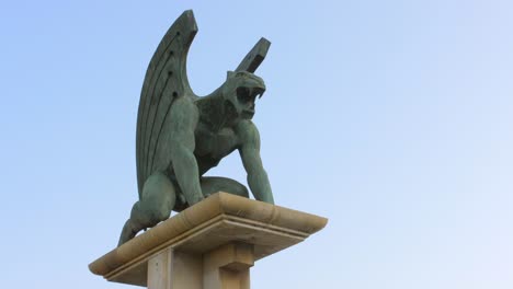 Wilde-Große-Bronzegrüne-Gargoyle-Statue-Mit-Blick-Auf-Die-Landschaft-–-Nahaufnahme