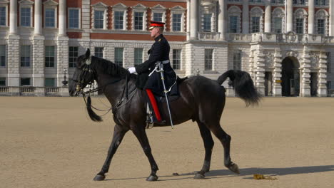 Horse-Guards-Parade-Mit-Altem-Admiralitätsgebäude---Britische-Königliche-Garde-Reitet-Auf-Einem-Pferd,-Das-Auf-Dem-Exerzierplatz-Kackt