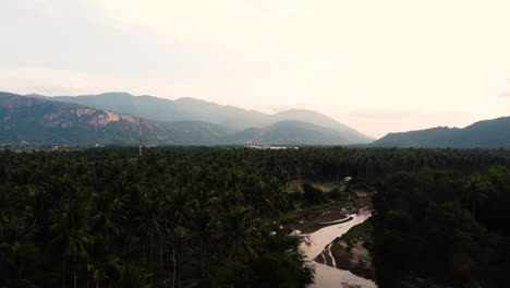 Cam-Ranh-Vietnam-Kleines-Abgelegenes-Dorf-Mit-Unverschmutzter-Berglandschaft,-Dschungel-Regenwald-Und-Kleinem-Wasserlauf-In-Asien