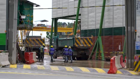 Camiones-Y-Trabajadores-En-El-Sitio-De-Construcción-En-El-Centro-De-Singapur