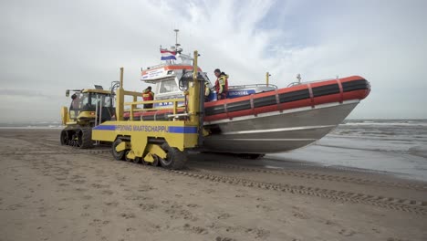 KnRM-Trägerrakete-Hebt-Und-Holt-Rettungsboot-Am-Strand-In-Den-Niederlanden