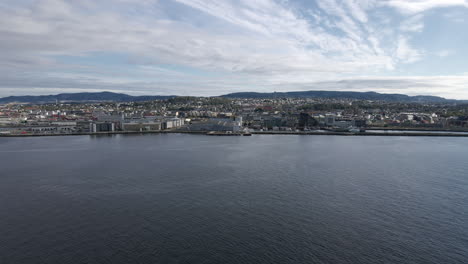Panorama-De-La-Vista-De-La-Ciudad-De-Trondheim-Desde-El-Océano-Sereno,-Fiordo-De-Trondheim-En-El-Centro-De-Noruega
