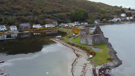 Luftbild-Von-Lochranza-Castle-Auf-Der-Isle-Of-Arran-An-Einem-Bewölkten-Tag,-Schottland